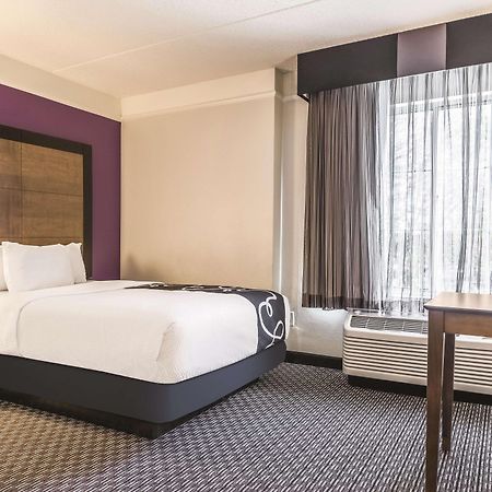 La Quinta By Wyndham Alexandria Airport Hotel Exterior photo
