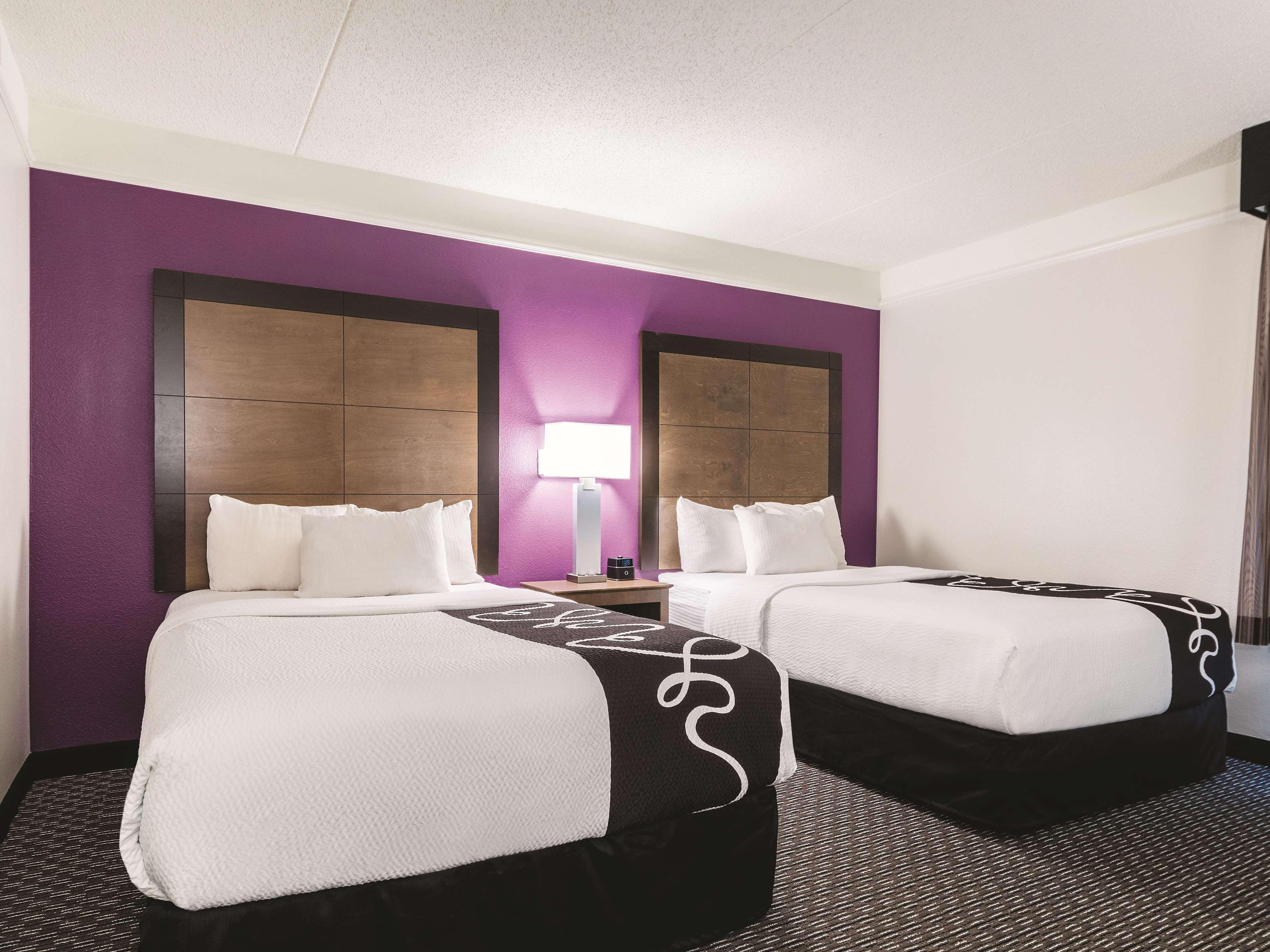 La Quinta By Wyndham Alexandria Airport Hotel Exterior photo