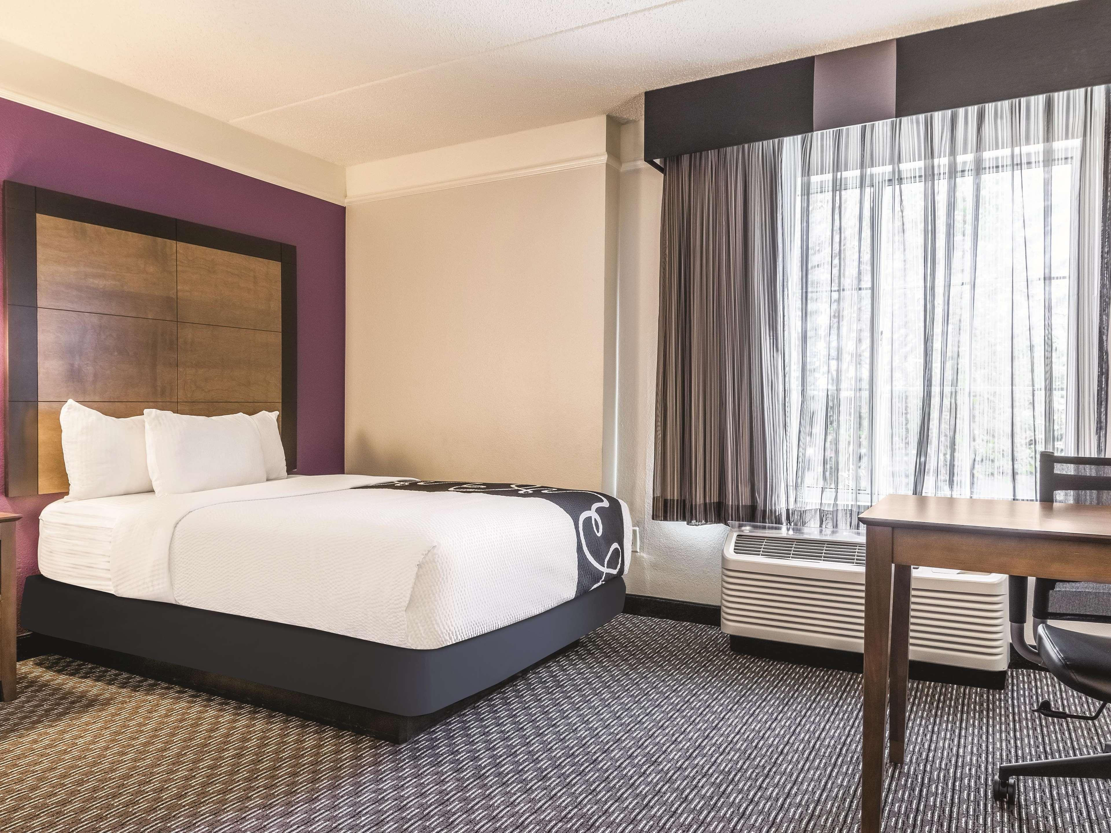 La Quinta By Wyndham Alexandria Airport Hotel Exterior photo