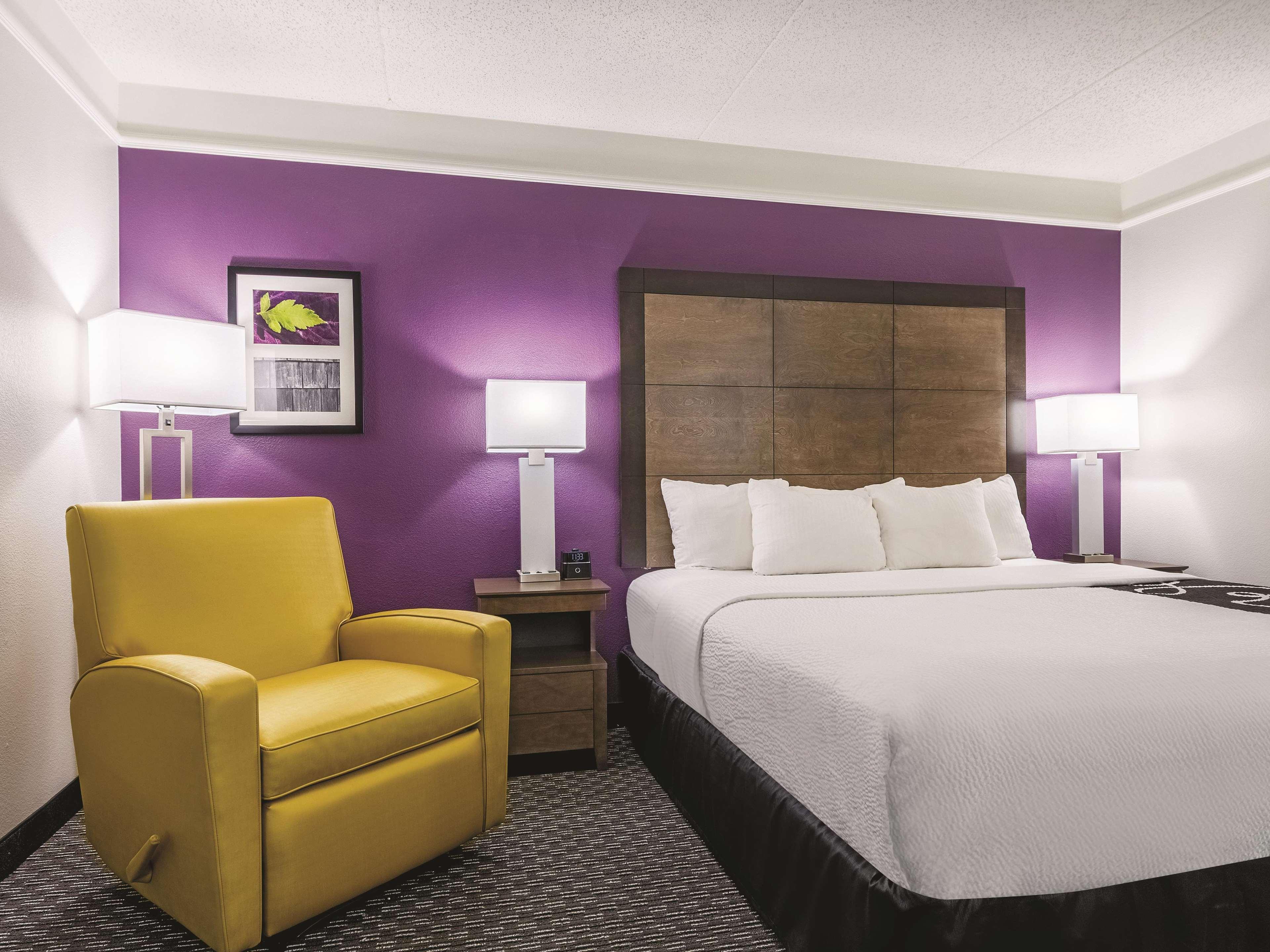 La Quinta By Wyndham Alexandria Airport Hotel Exterior photo
