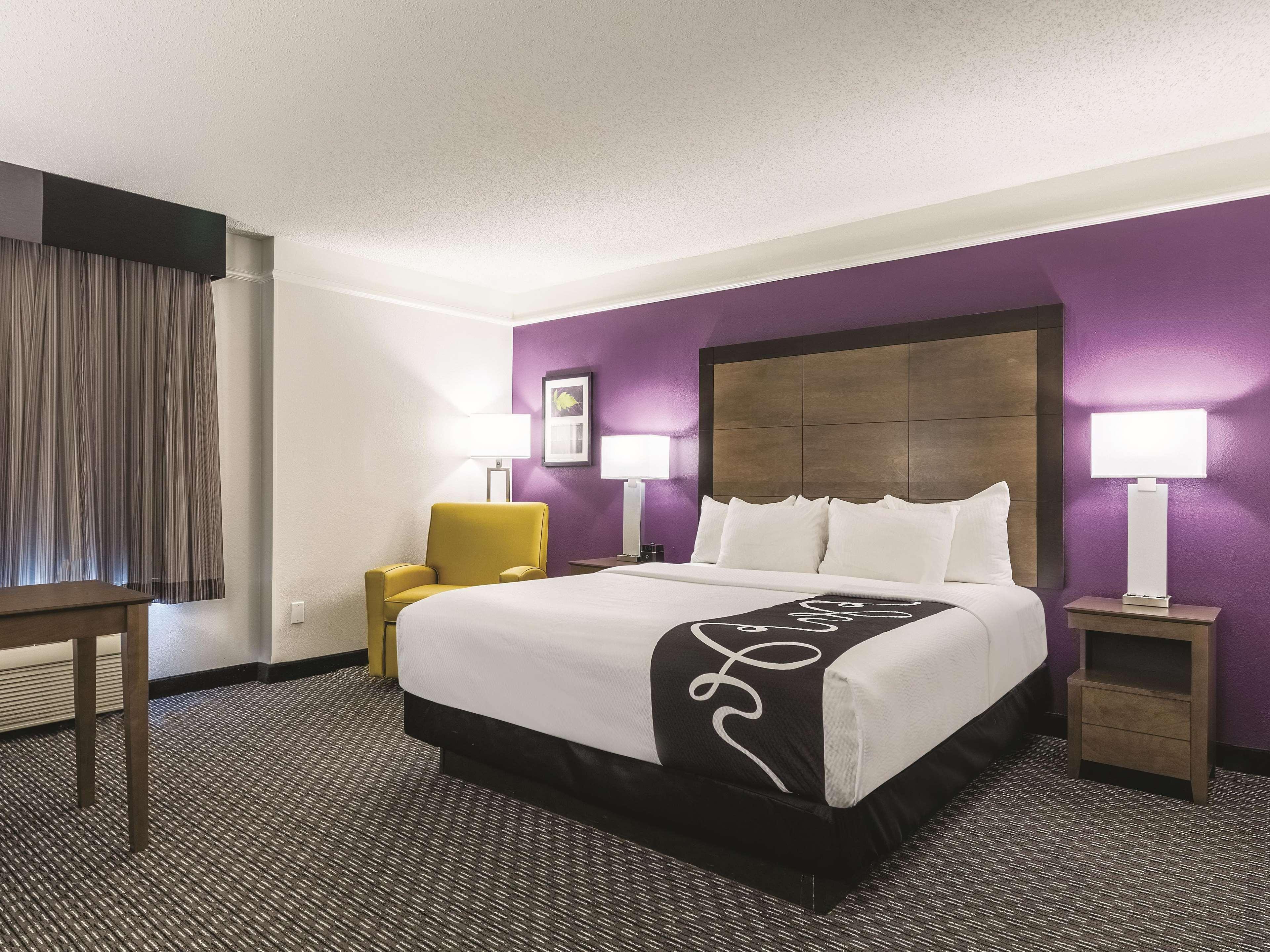La Quinta By Wyndham Alexandria Airport Hotel Exterior photo