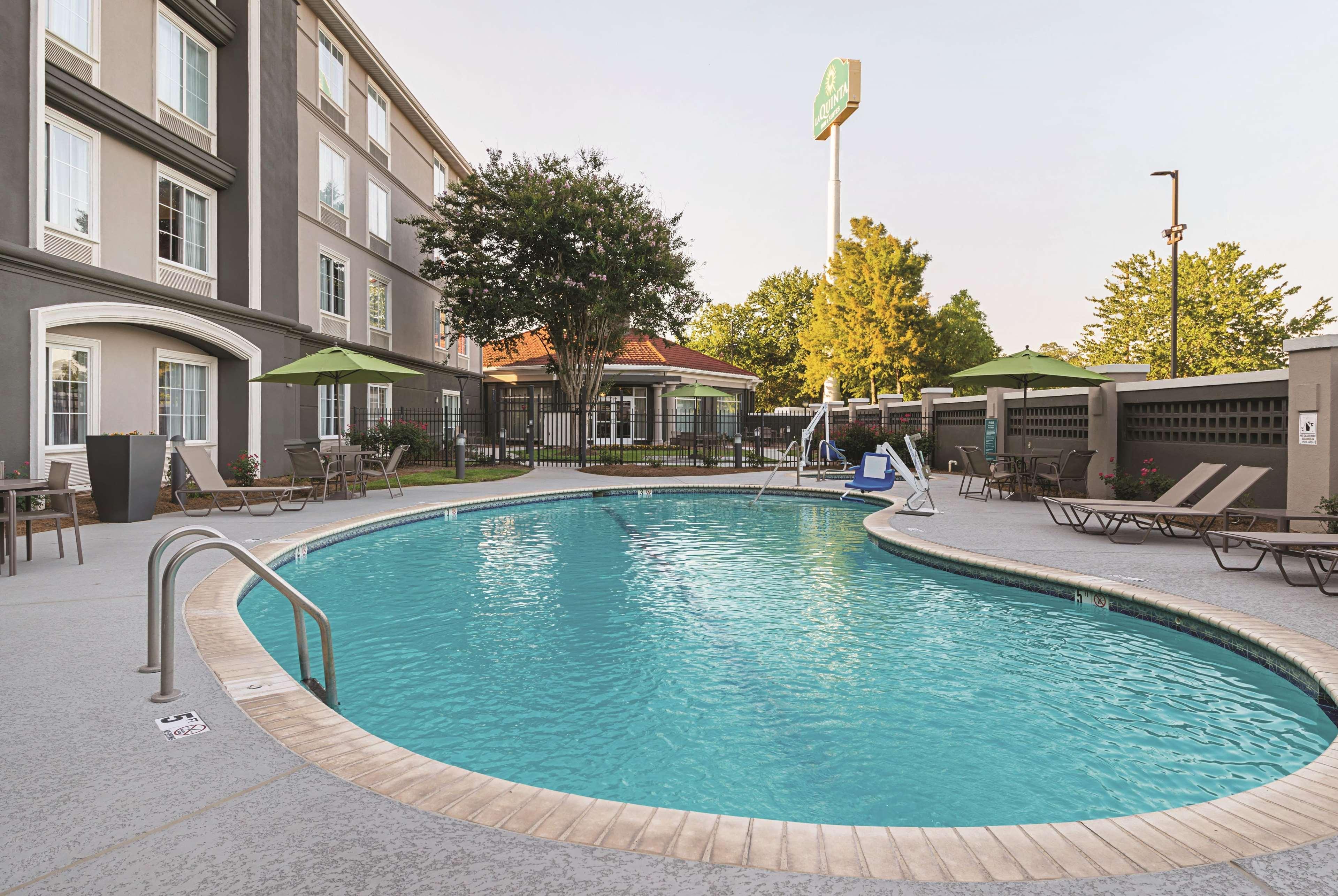 La Quinta By Wyndham Alexandria Airport Hotel Exterior photo