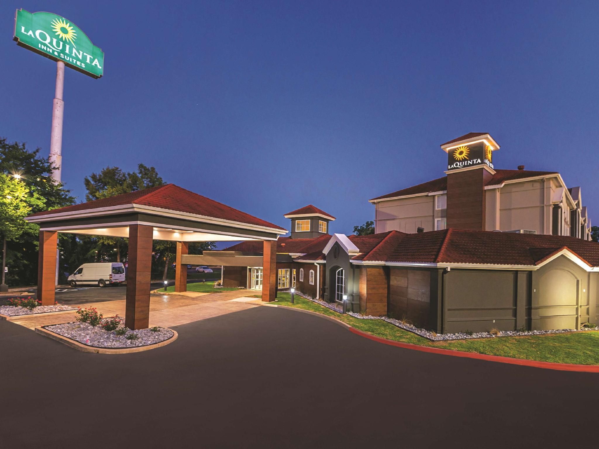 La Quinta By Wyndham Alexandria Airport Hotel Exterior photo