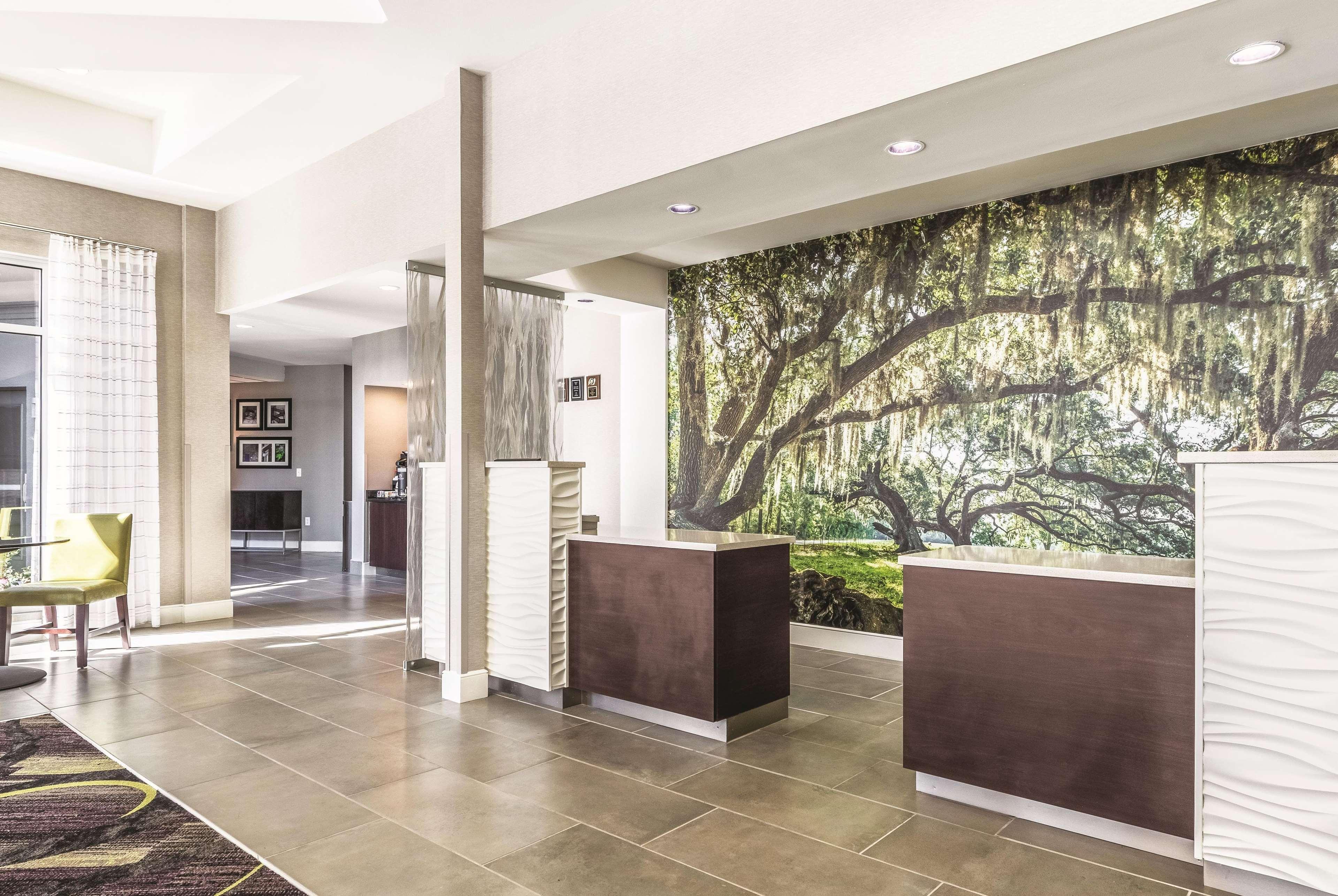 La Quinta By Wyndham Alexandria Airport Hotel Exterior photo