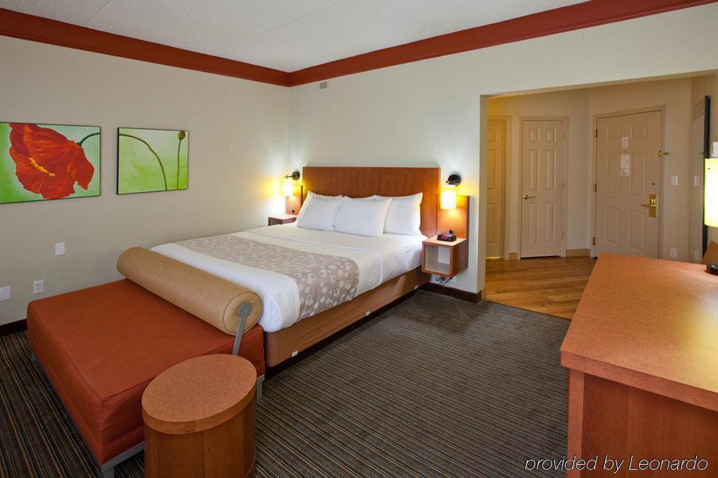 La Quinta By Wyndham Alexandria Airport Hotel Exterior photo