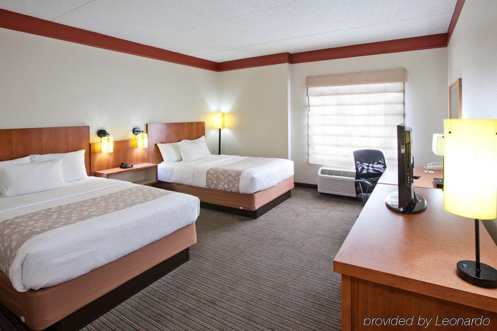 La Quinta By Wyndham Alexandria Airport Hotel Exterior photo