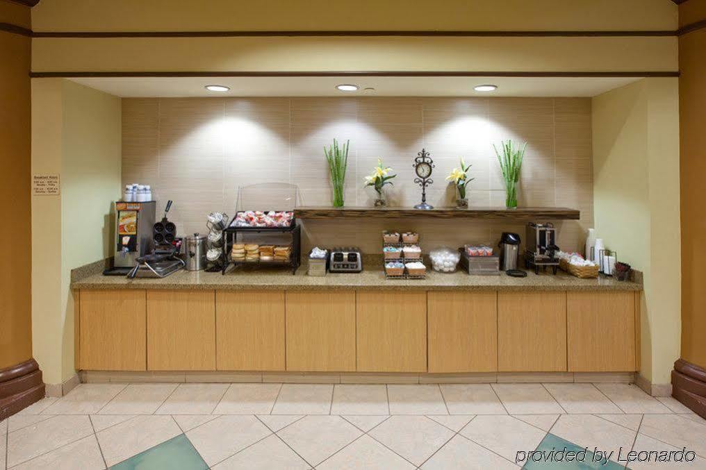 La Quinta By Wyndham Alexandria Airport Hotel Exterior photo