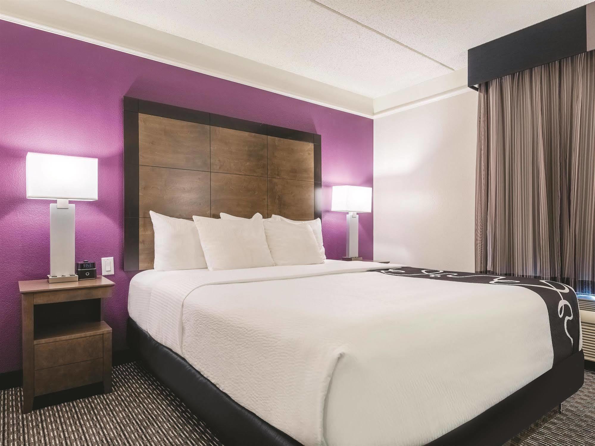 La Quinta By Wyndham Alexandria Airport Hotel Exterior photo