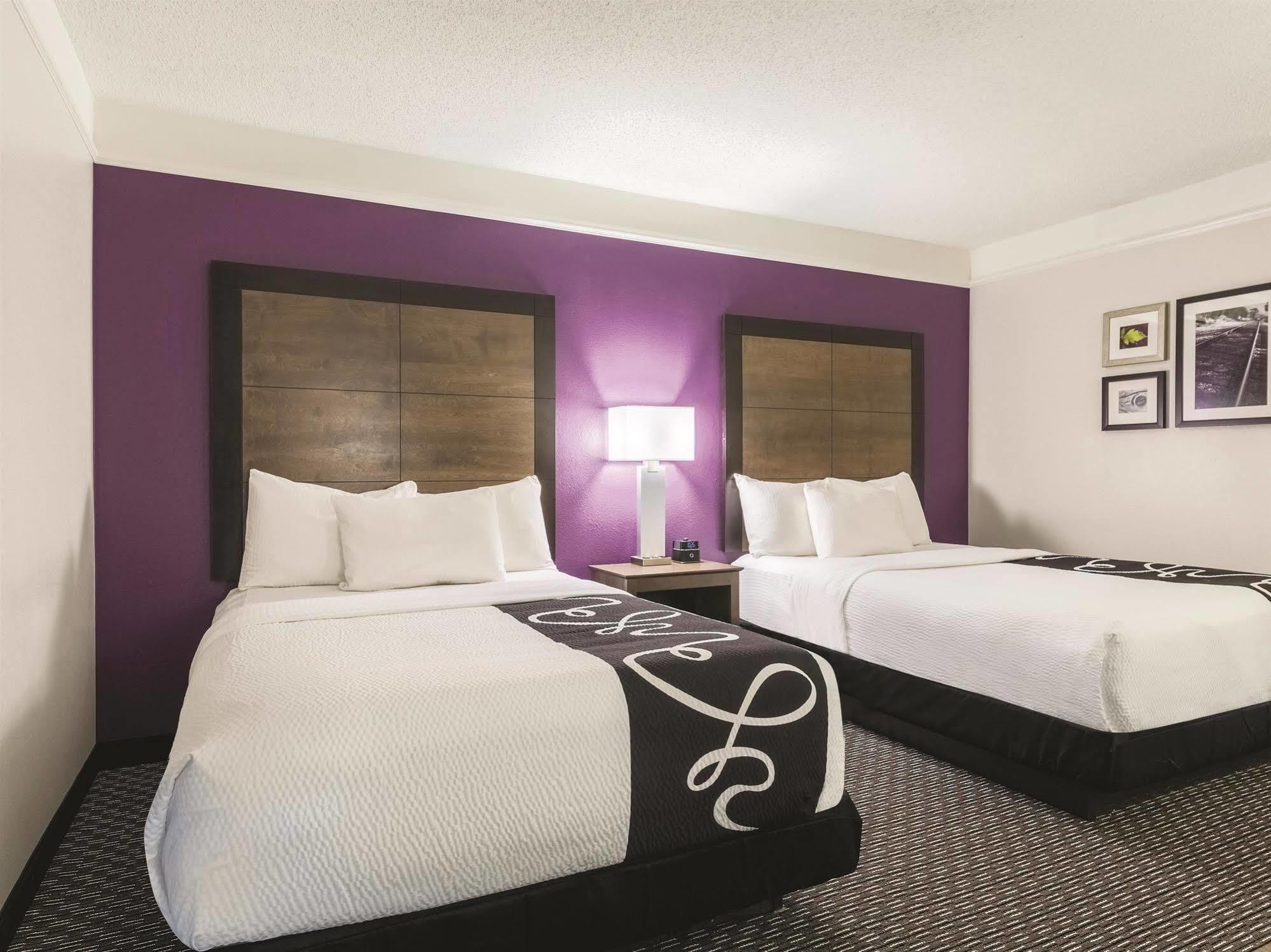 La Quinta By Wyndham Alexandria Airport Hotel Exterior photo