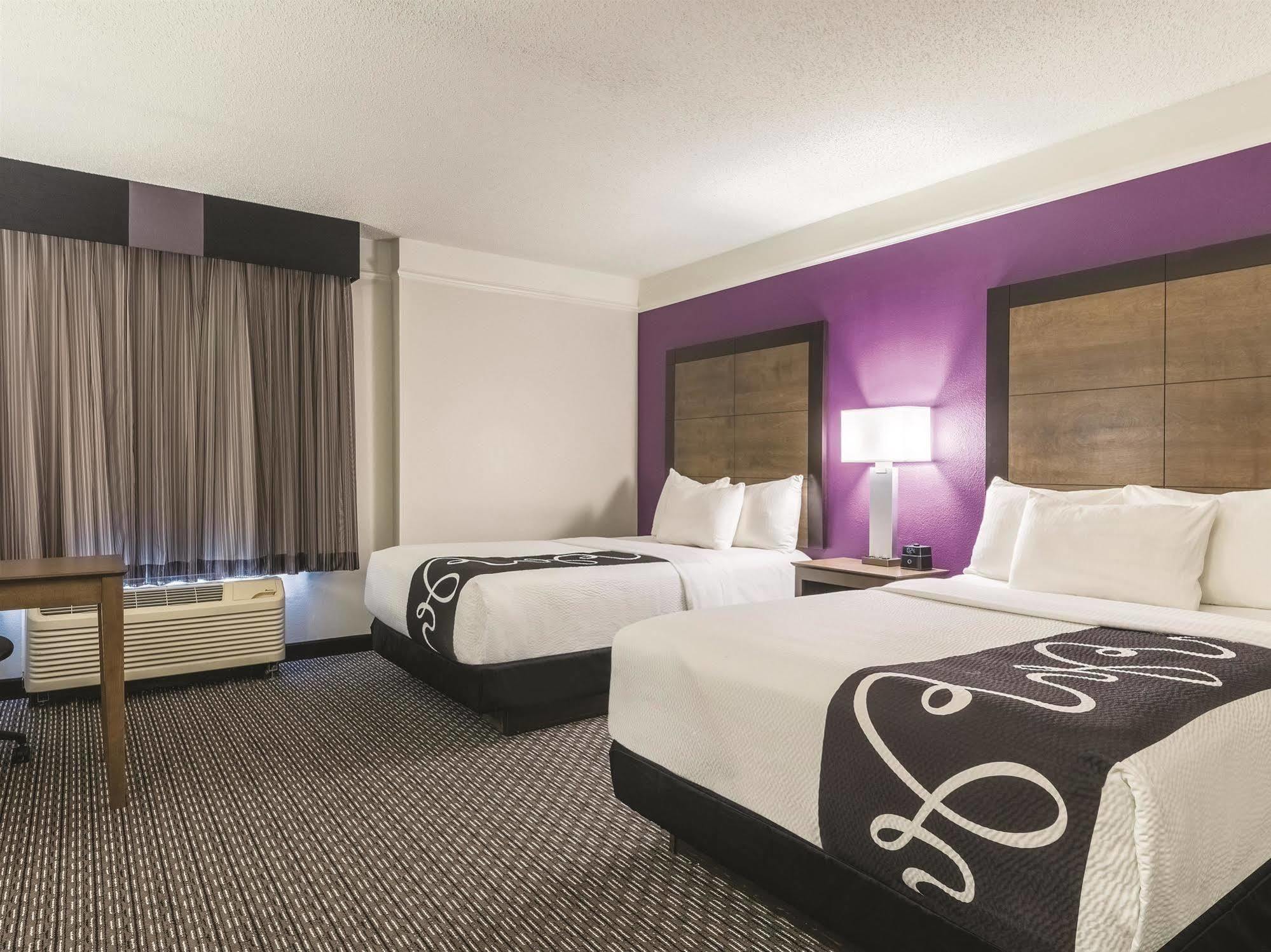 La Quinta By Wyndham Alexandria Airport Hotel Exterior photo