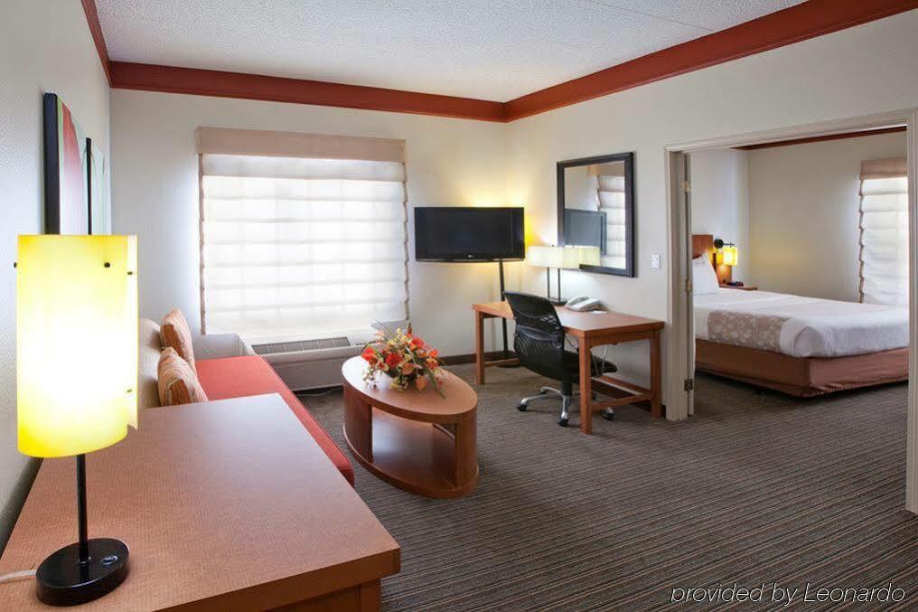 La Quinta By Wyndham Alexandria Airport Hotel Exterior photo